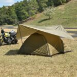 【画像】積載と居住性を両立！　バイカー必見「約4.2kgの2室ソロテント」と車中泊を拡張するシェルター 〜 画像1