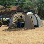 【画像】積載と居住性を両立！　バイカー必見「約4.2kgの2室ソロテント」と車中泊を拡張するシェルター 〜 画像1