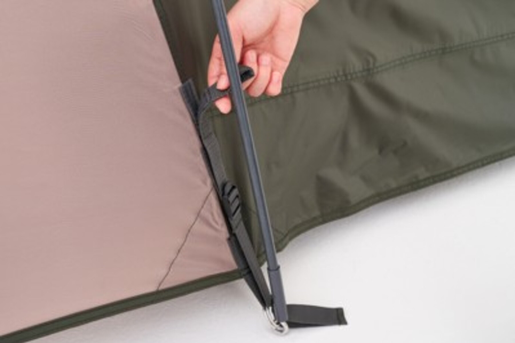 SUPPORT BELT SYSTEMの採用で設営時間を20分に短縮したロゴスの2ルームテント「neos PANEL スクリーンドゥーブルXL-BG」