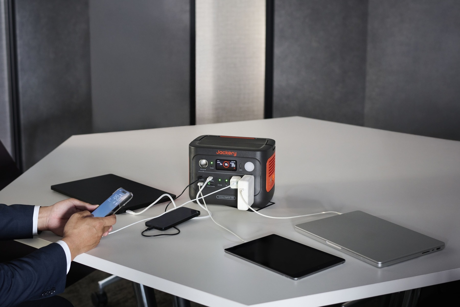 「Jackery ポータブル電源 300 New」はAC出力が2口に増設され、充電効率が向上