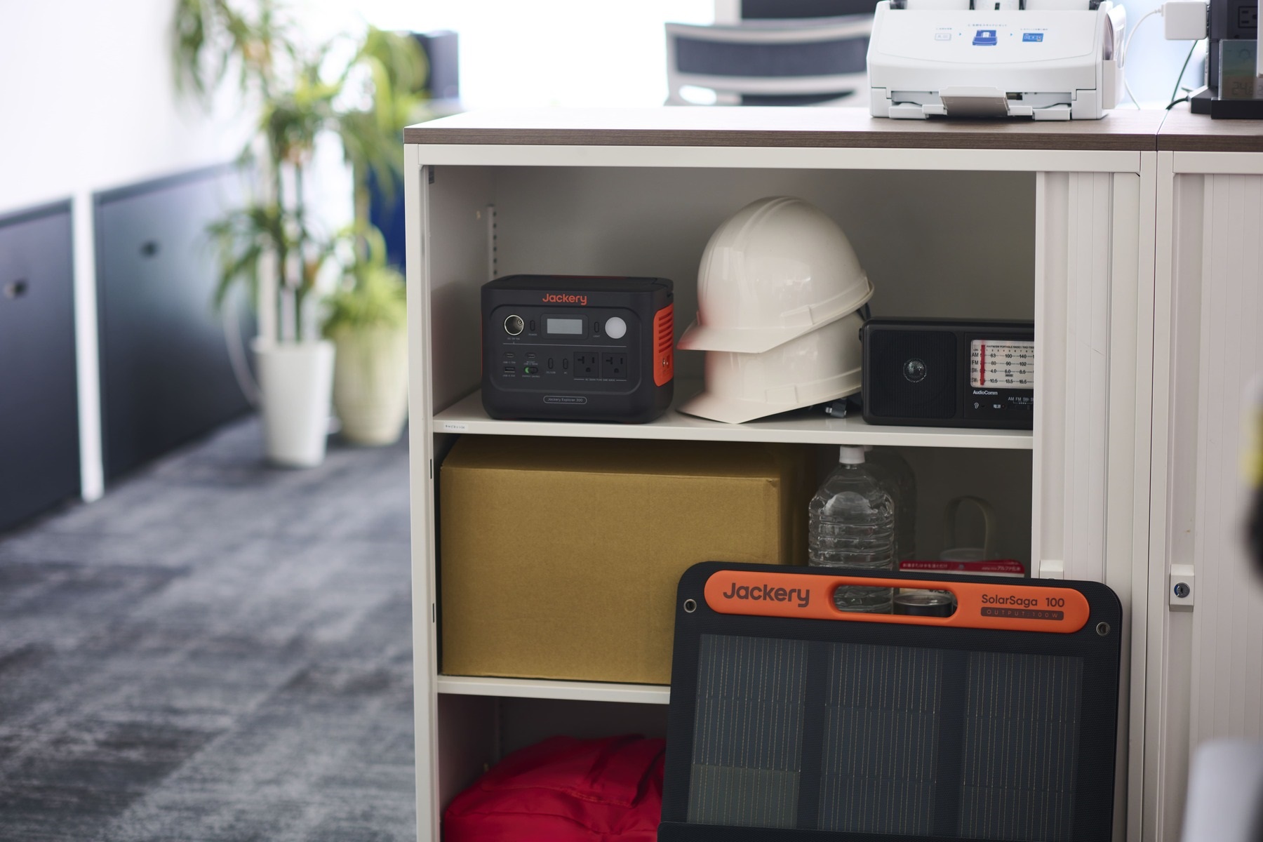 「Jackery ポータブル電源 300 New」には自然放電を抑制する独自技術が採用され、防災用品としての安心度を高めている