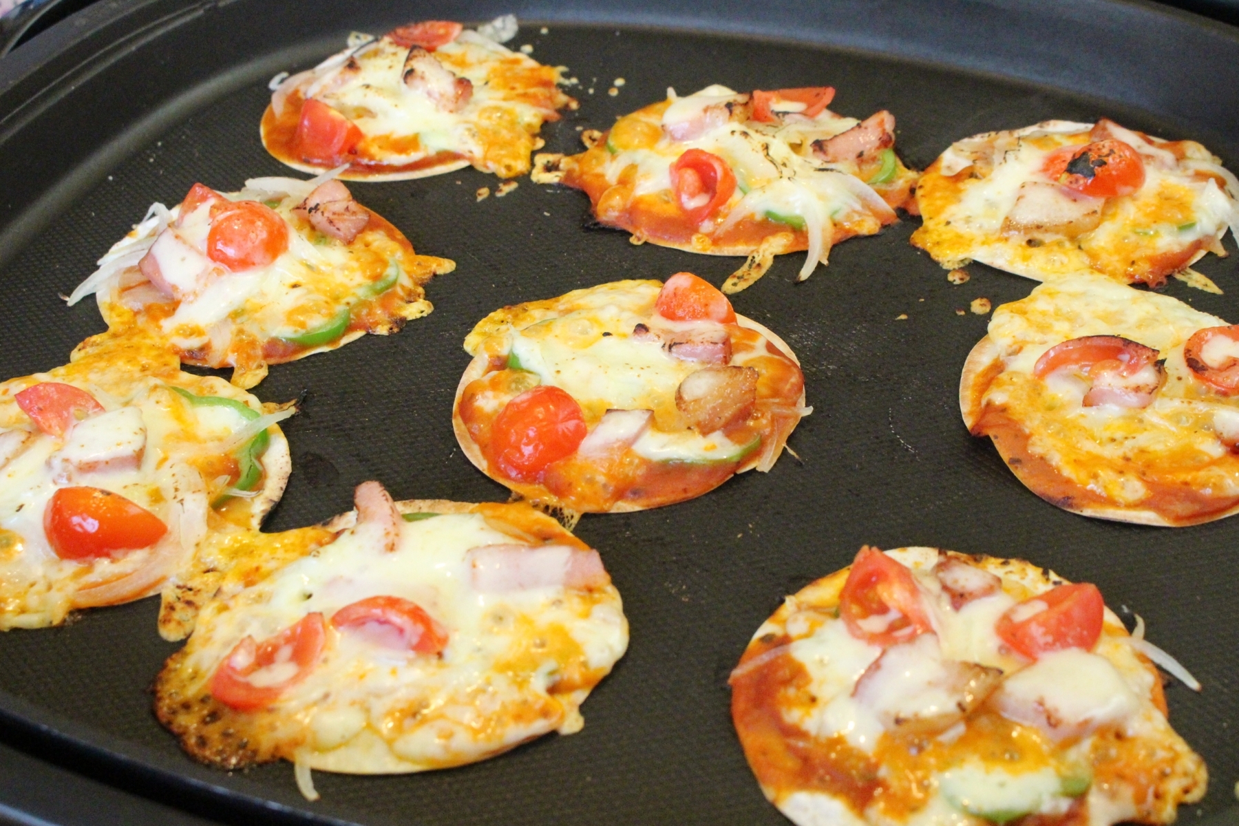 キャンプのおつまみとして餃子の皮を使ったミニピザは簡単調理でおすすめ