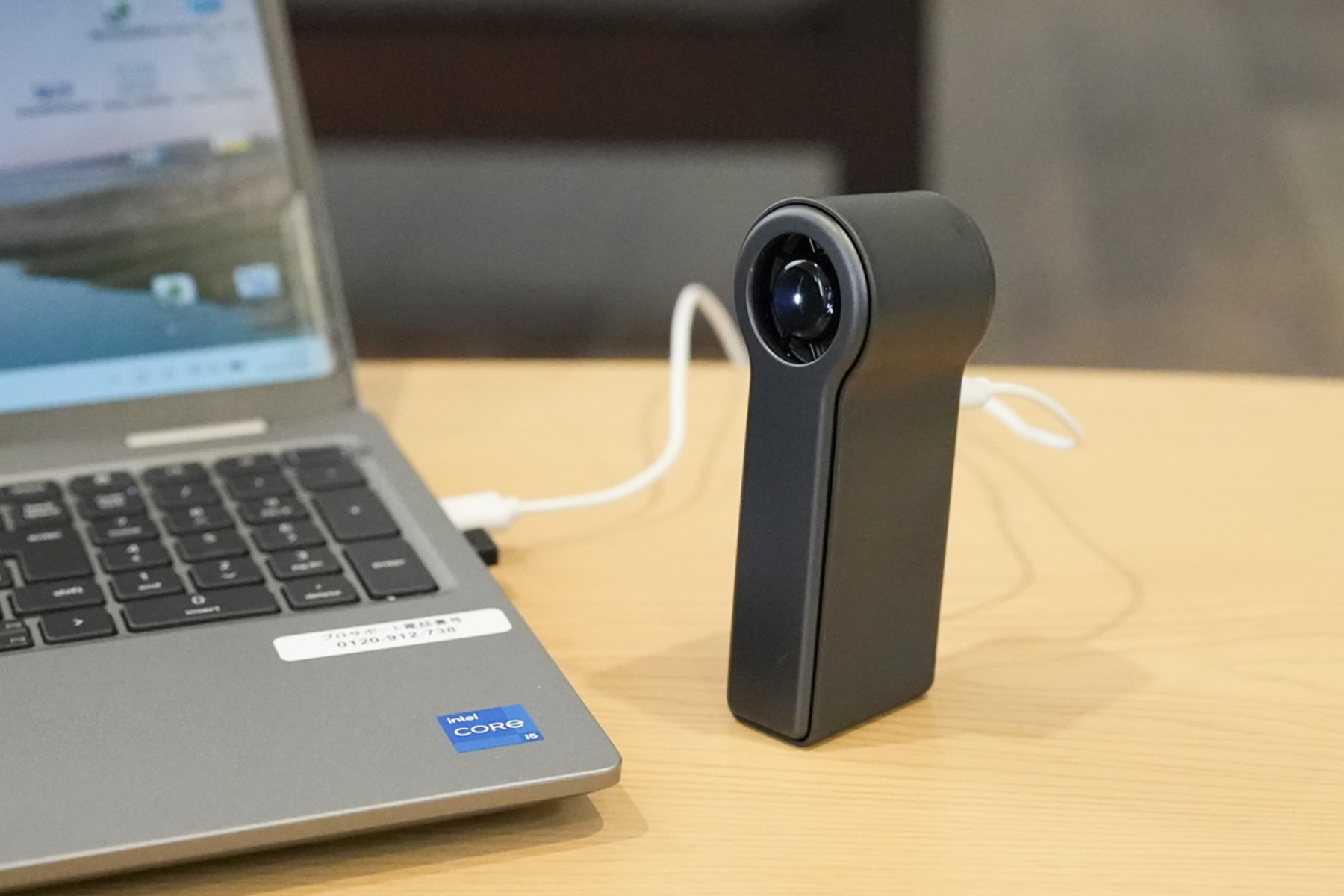 バススルー充電に対応したハンディファンは、充電しながらもファンを回せるメリットが