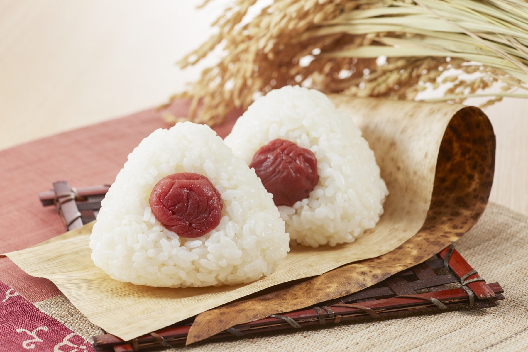 登山での効率的なカロリー補給食として梅干しのおにぎりは塩分も同時に摂取でき理に適っている