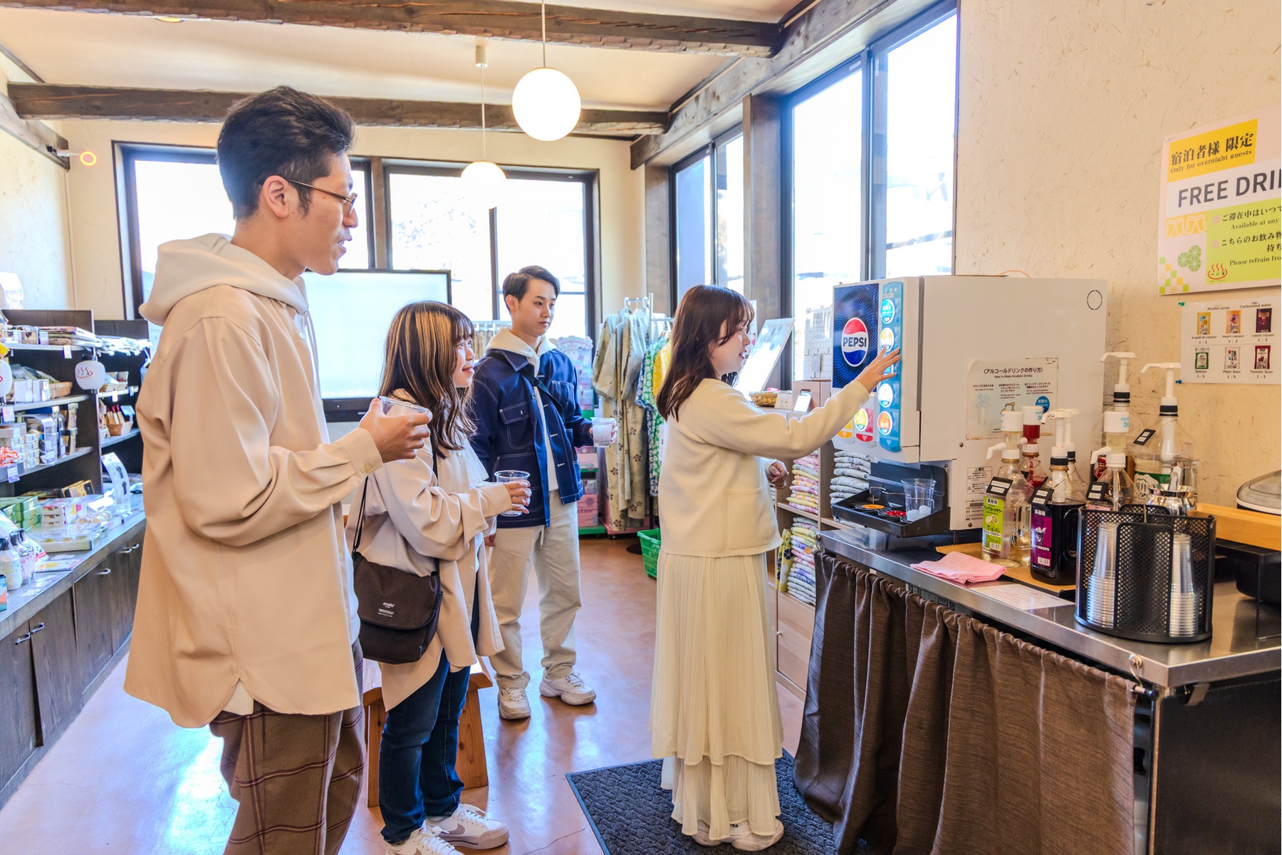 仙石原品の木「一の湯」の車中泊プランなら、旅館ロビーでフリードリンクを楽しめる