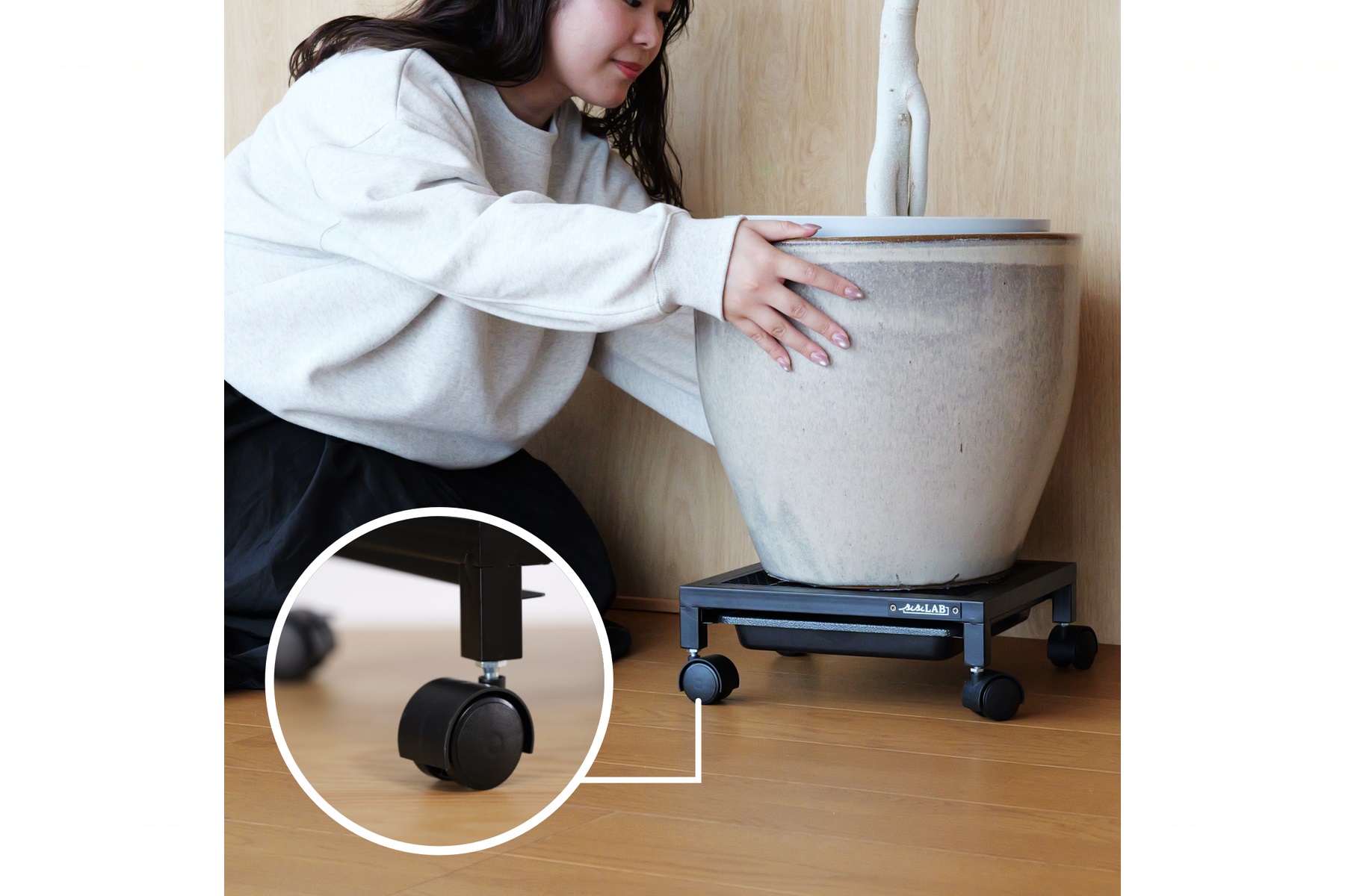 BIBILAB「水受けトレー付きアイアンプランタースタンド LPA-T100」にはキャスターが備わるため、観葉植物を日当たりのいい場所へ移動するのも楽