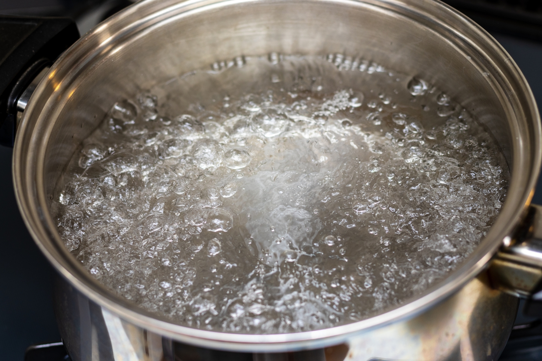 サバイバル術では、ろ過した後の水を10分間煮沸することが重要