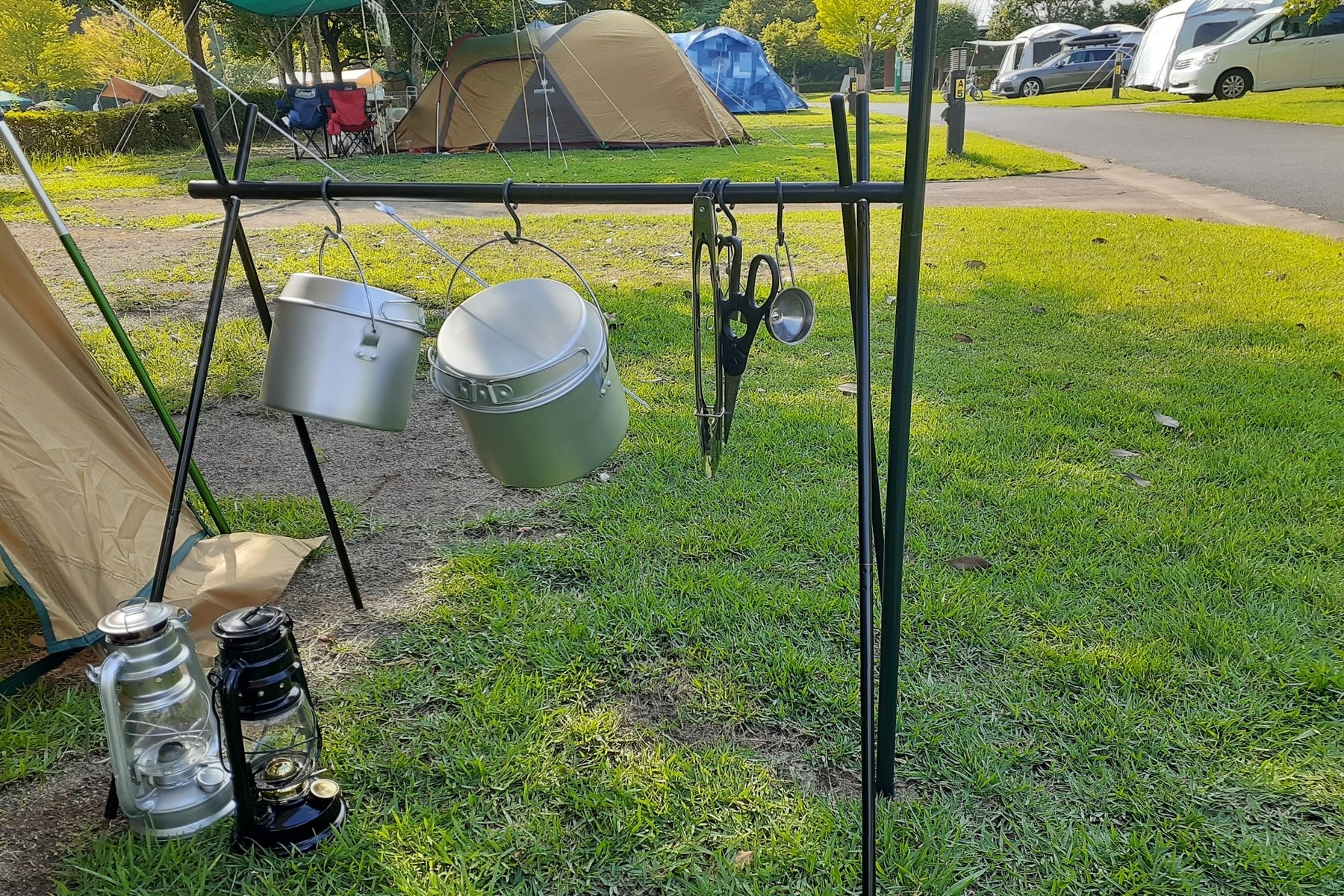ハンガーラックは調理器具以外に衣類を干すのにも便利