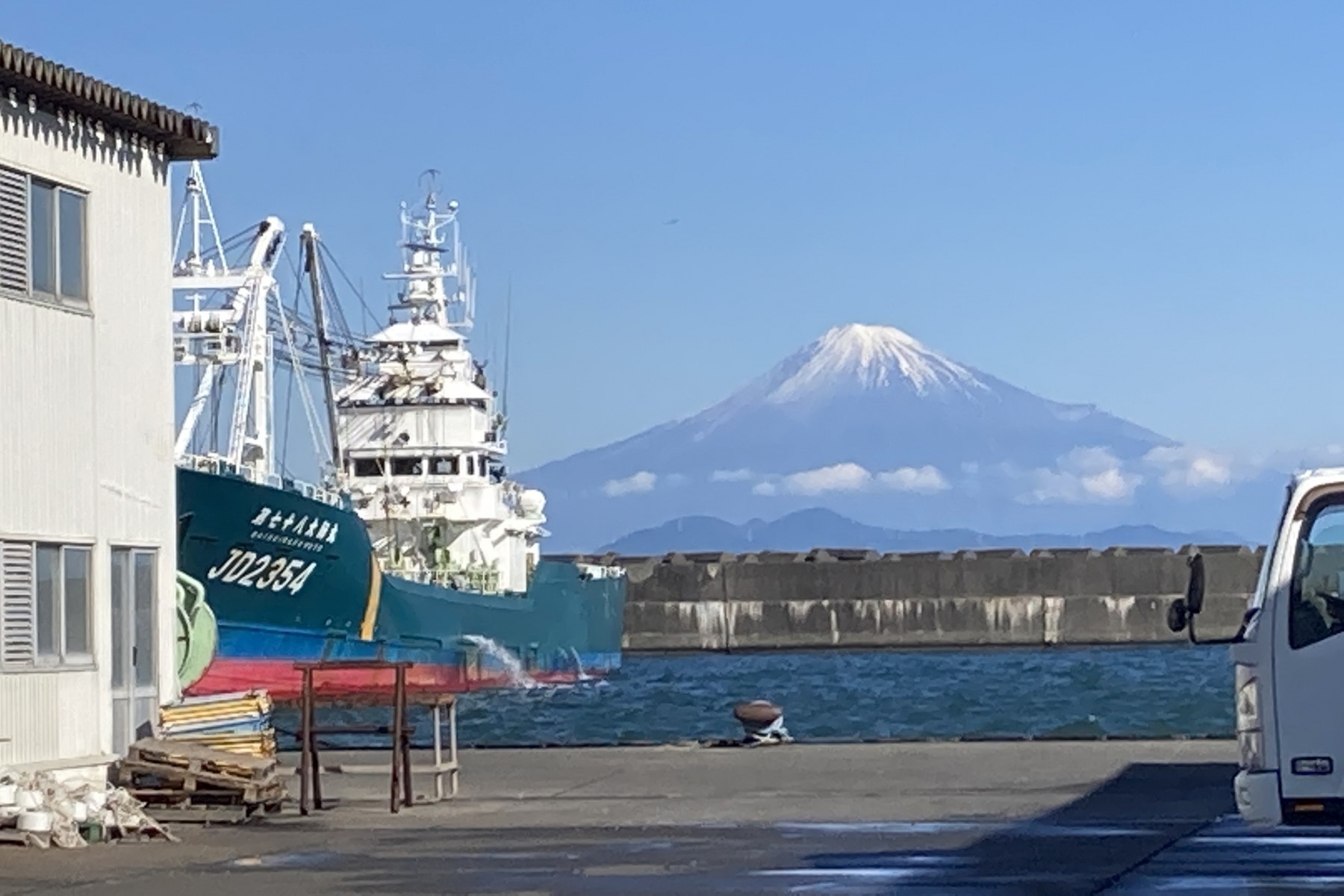 遠く富士山を望む焼津漁港