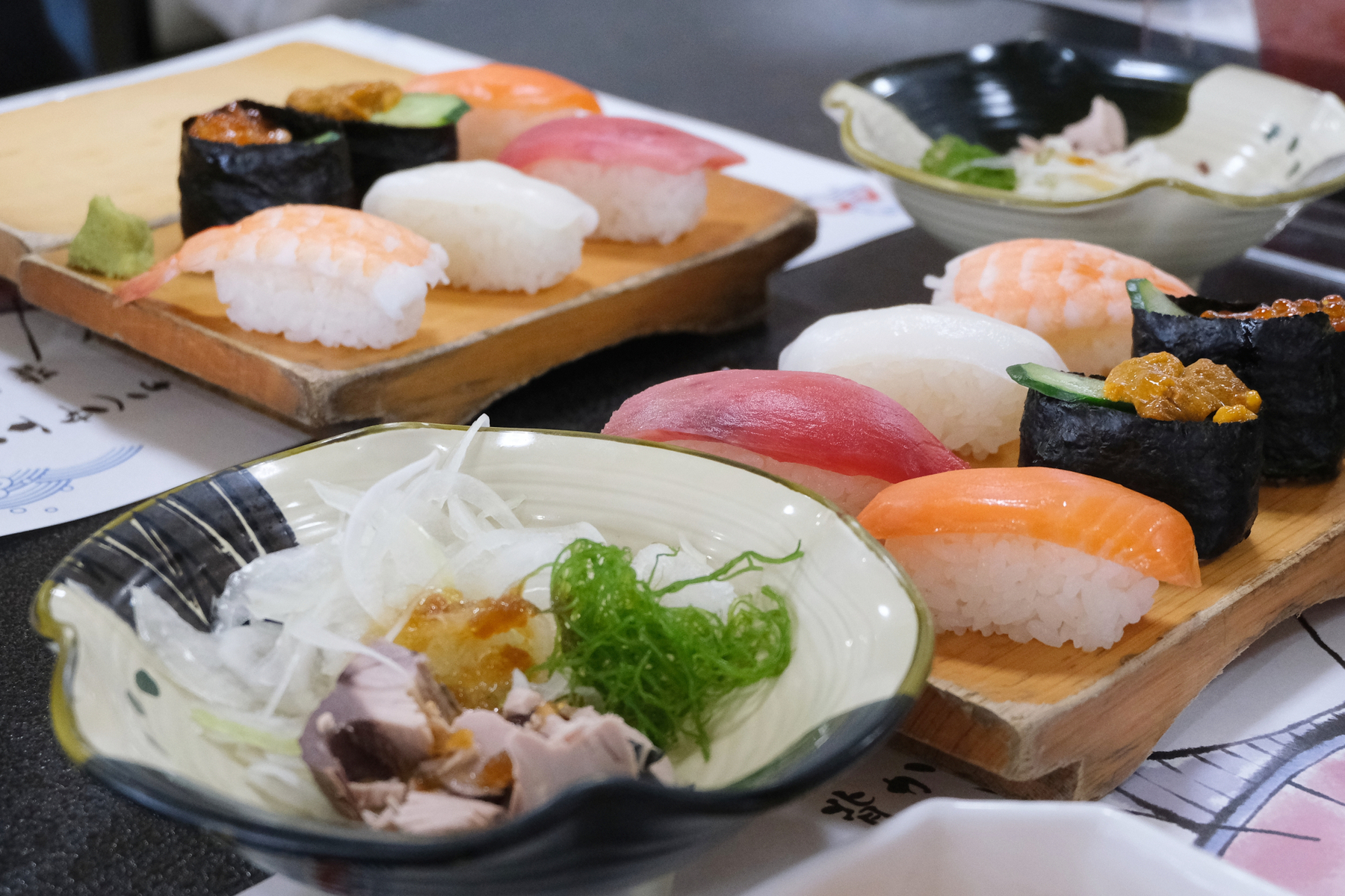 焼津さかなセンター内の寿司屋。新鮮な海の幸をいただける