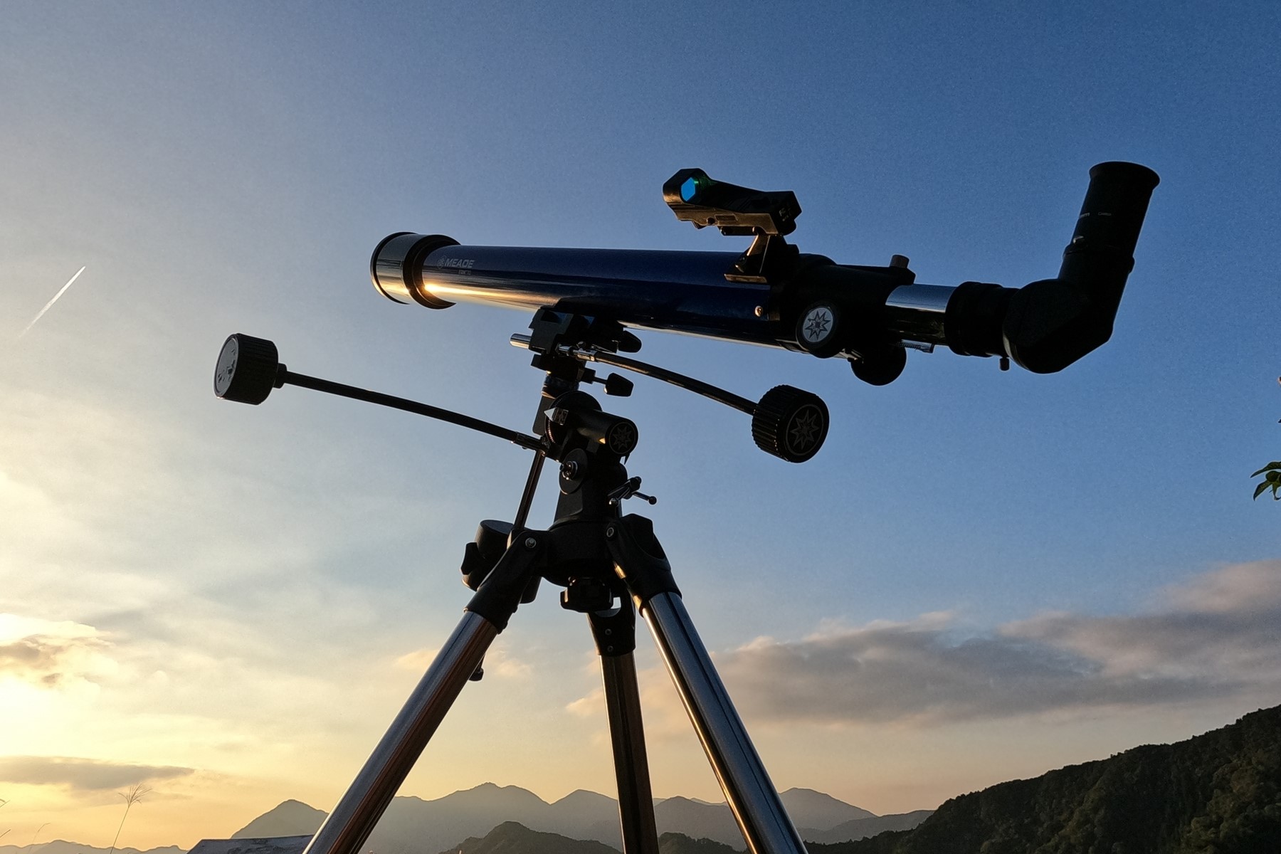 明るい時間帯に天体望遠鏡をセッティングするイメージ
