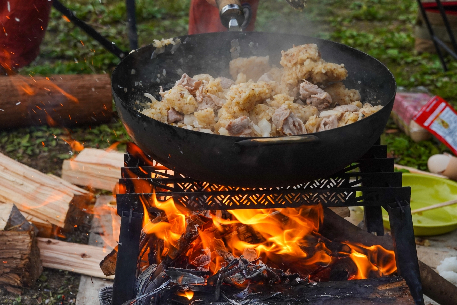 炒飯やガーリックライスも強い火力で豪快に男飯