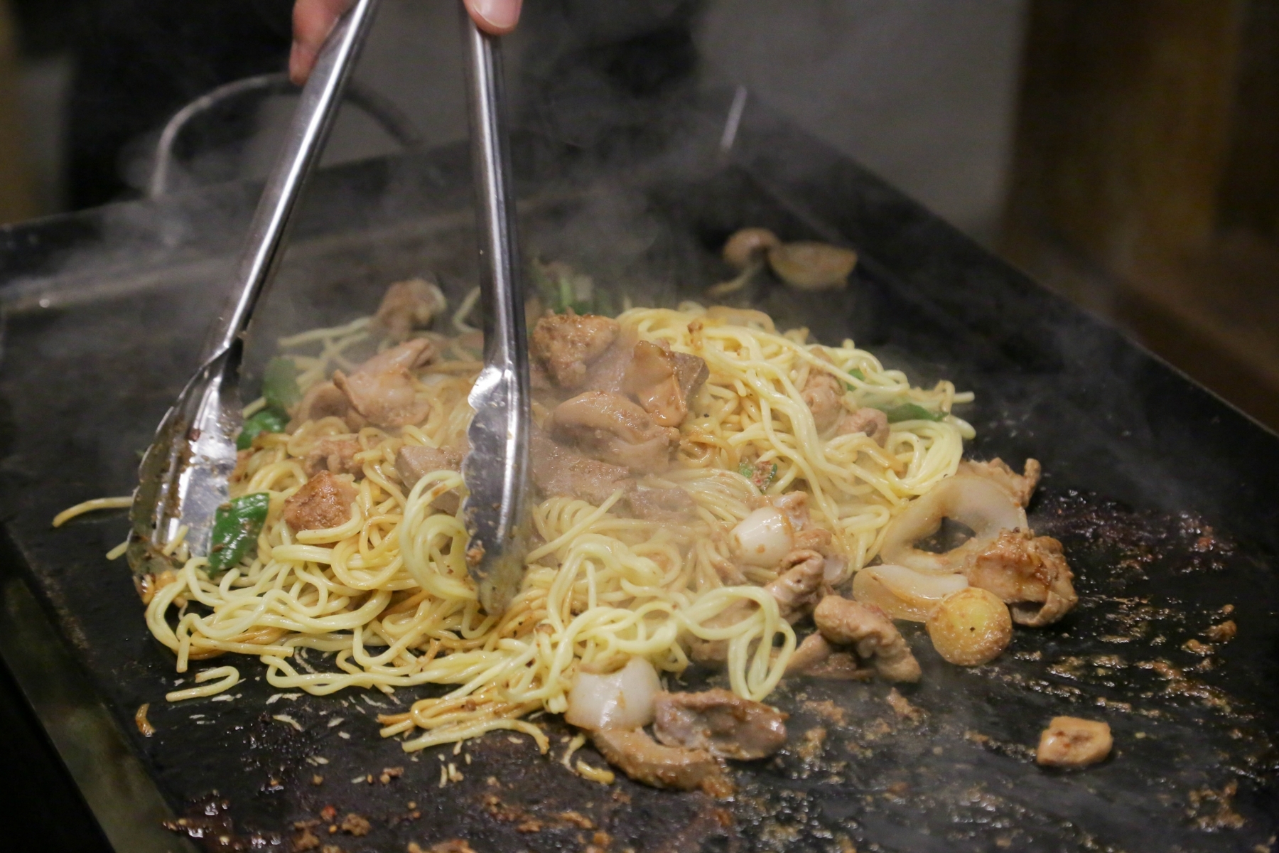 焼きそばや袋麺はキャンプの男飯では定番料理