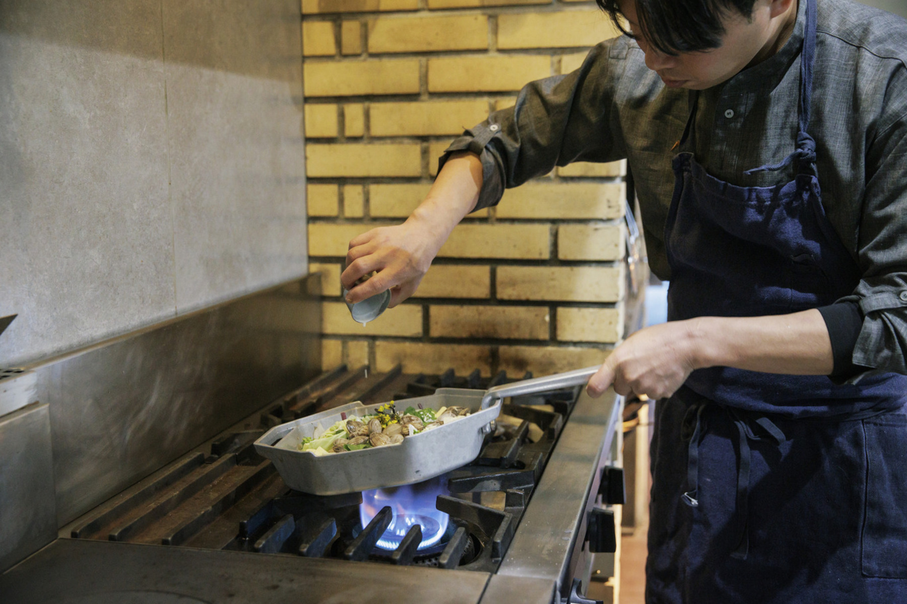 モザンビークの純アルミソテーパン「STEKA PAN」で実際に調理しているシーン