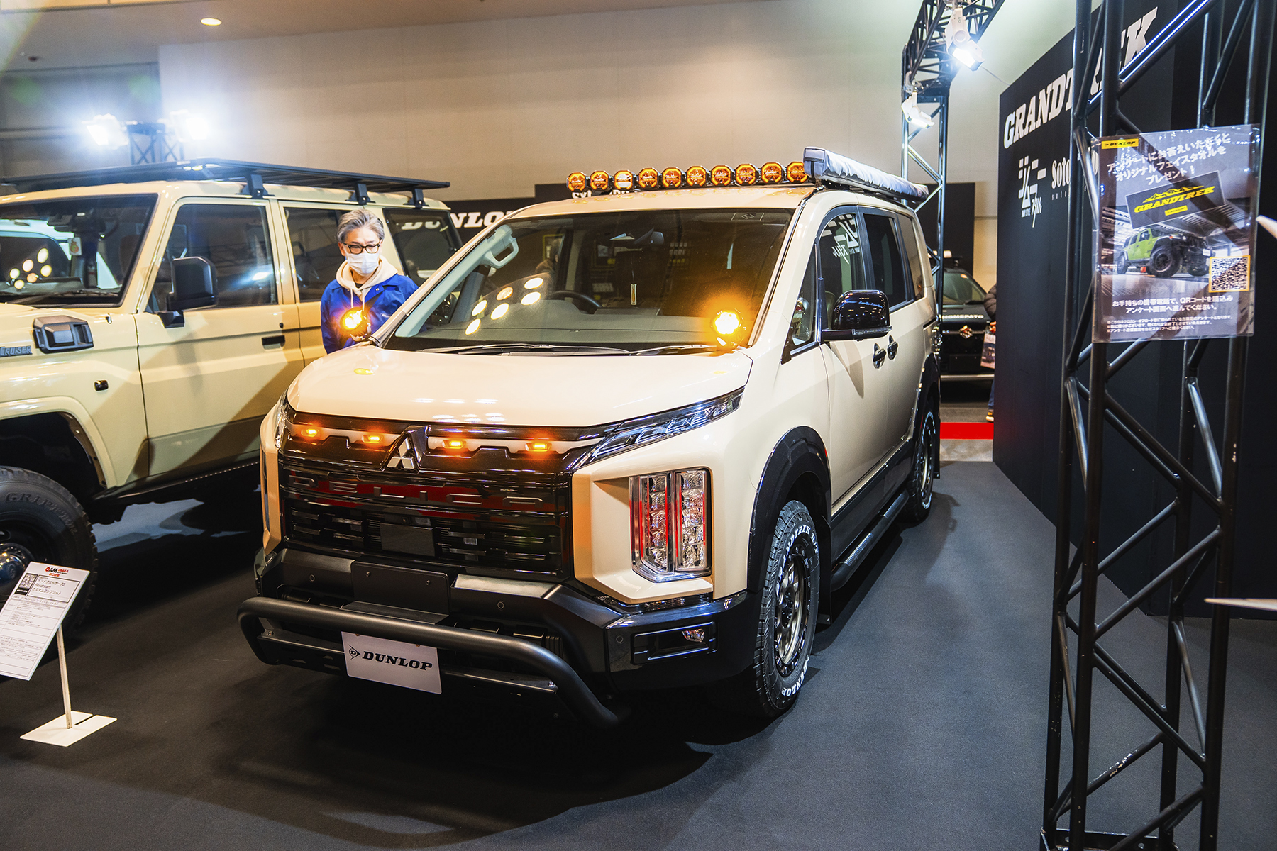大阪オートメッセ2026の「ダンロップ＆ソトラバ＆ジムニースタイルブース」に展示されていた、フレックスドリームのデリカD:5