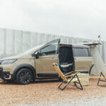 【画像】「ホムセン」のブラインドが映画幕に激変！　ホンダ・フリードで作る「シアター車中泊ハック」 〜 画像1
