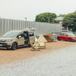 【画像】「ホムセン」のブラインドが映画幕に激変！　ホンダ・フリードで作る「シアター車中泊ハック」 〜 画像1
