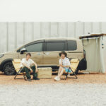 【画像】「ホムセン」のブラインドが映画幕に激変！　ホンダ・フリードで作る「シアター車中泊ハック」 〜 画像1