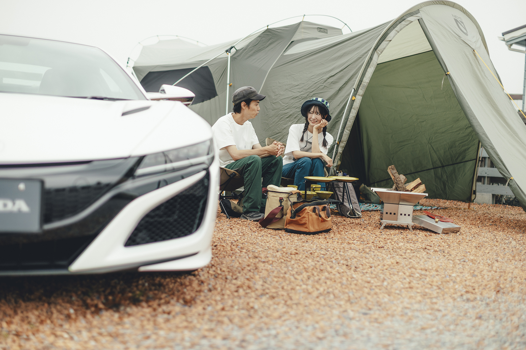 ホンダ・NSXでキャンプをする男女のイメージ