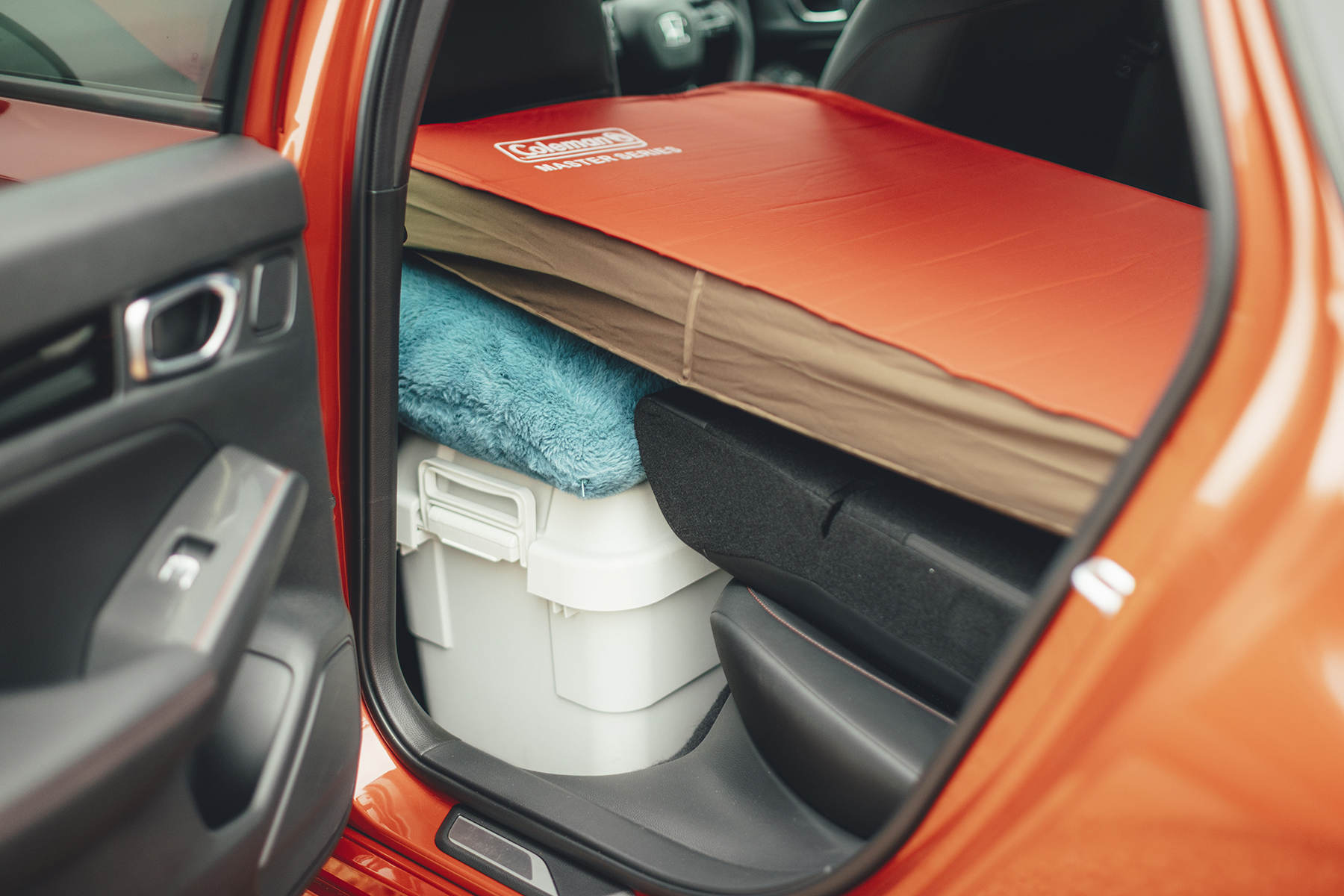シビックRSで車中泊を実現するため、　後部席前のスペースに荷物を積んでフラット化した写真