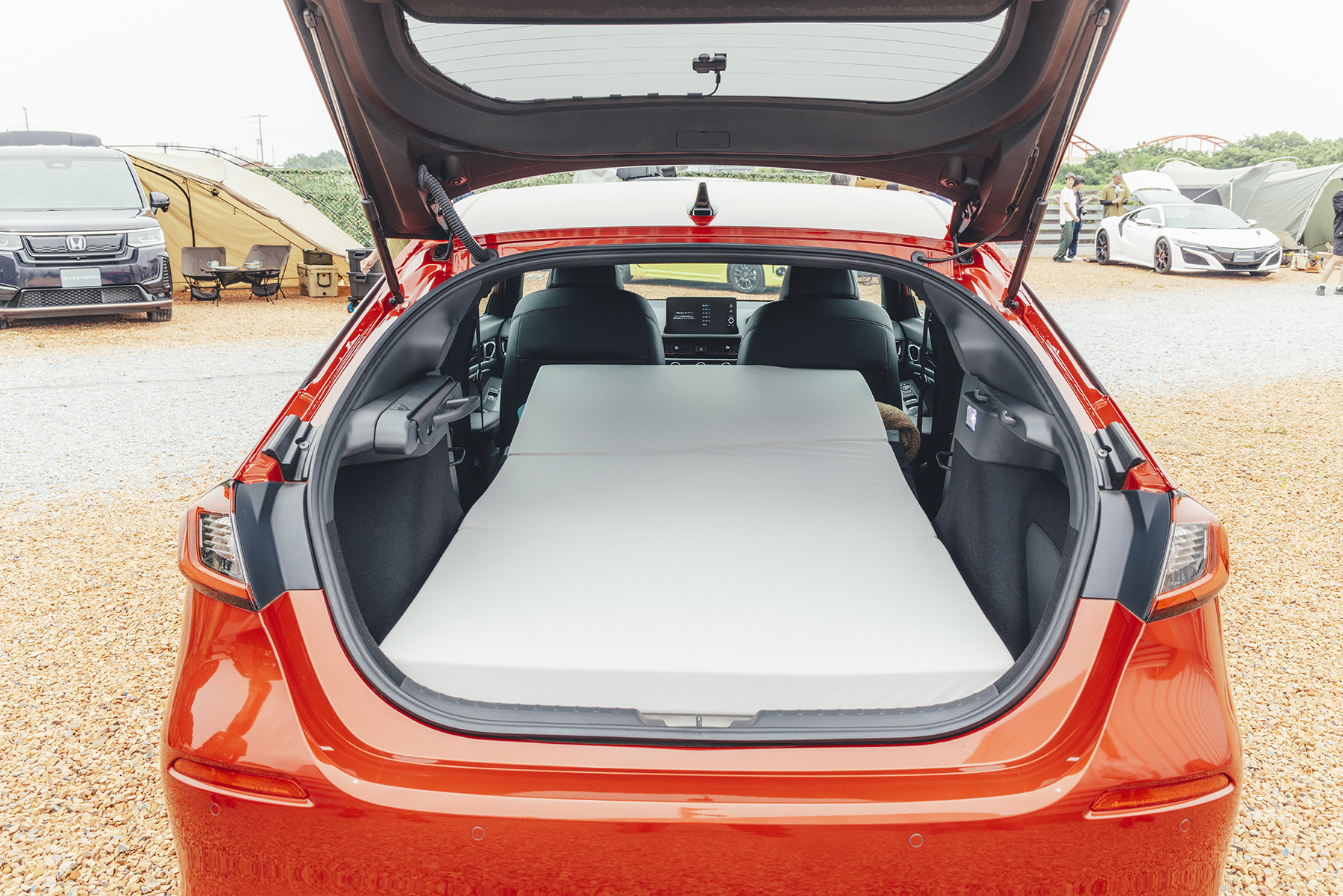シビックRSで車中泊を実現するため、　荷室と後部席スペースを使ってニトリのマットレスを敷いた写真