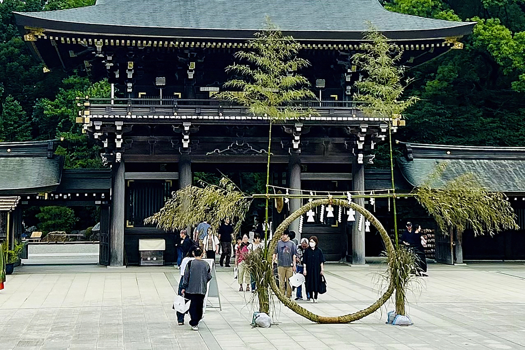 神奈川県高座郡にある寒川神社で毎年6月30日に行われる行事「夏越の祓」の模様