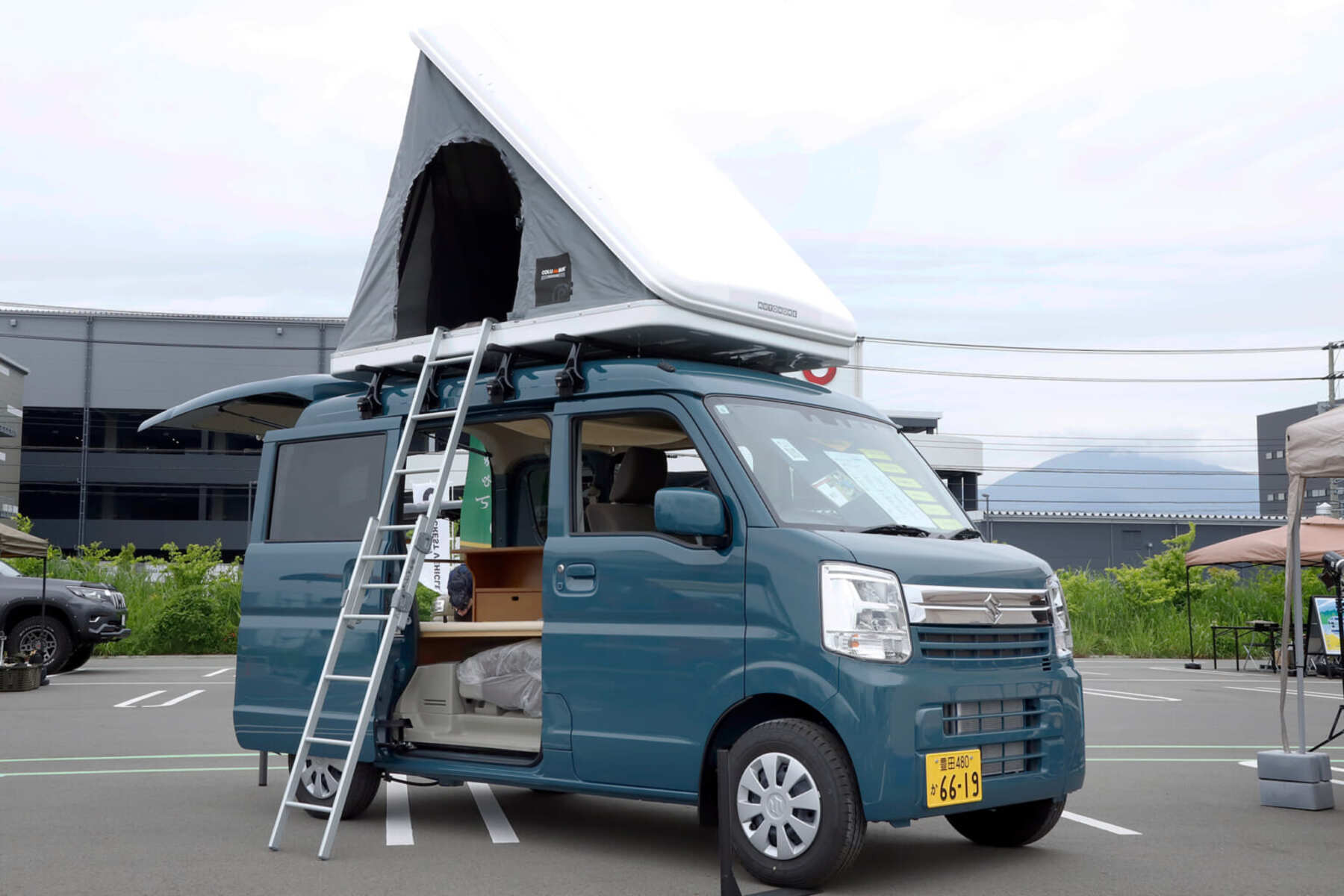軽自動車のルーフに搭載したルーフテントのイメージ