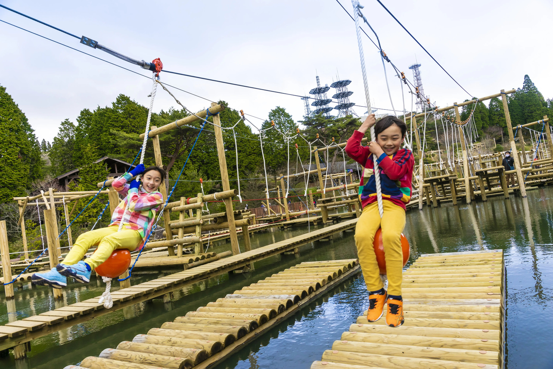 六甲山アスレチックパークGREENIAの水上アスレチック