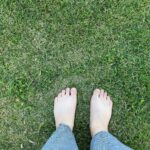 【画像】裸足で大地を感じる「アーシングヨガ」とは？　自然の中で心身を整える外ヨガの魅力と効果 〜 画像1