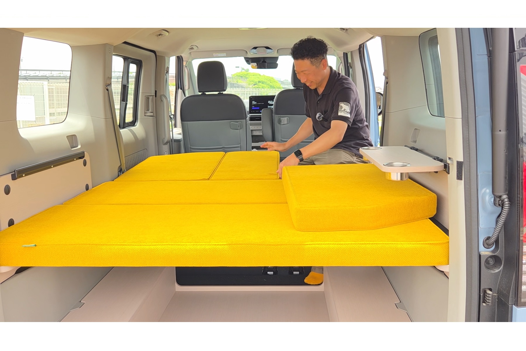 Kia PV5専用ベッドキットは分割構造のシートとマットを採用。ベッド下には広大な収納スペースを備える