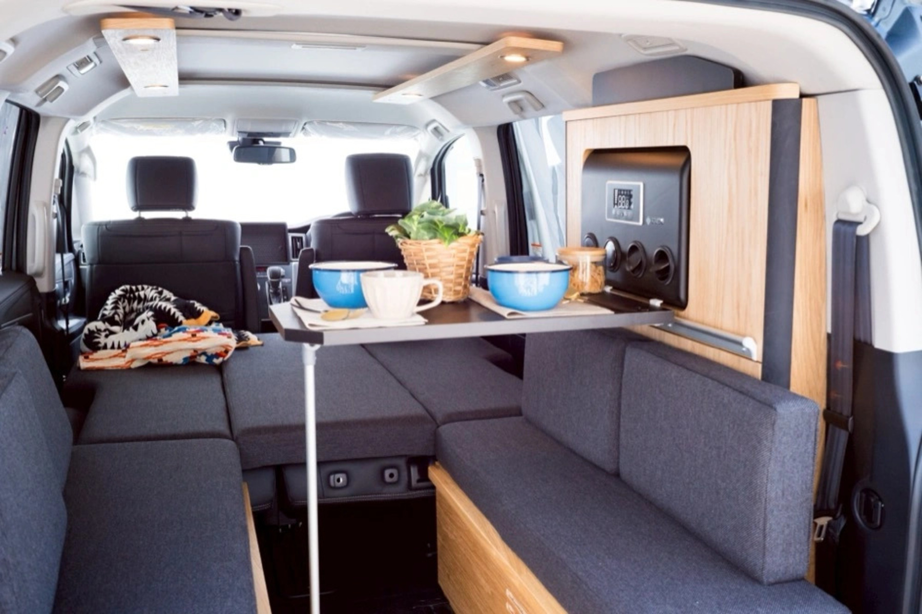 三菱デリカD:5をベースにしたキャンピングカー「NOCTI」の車内