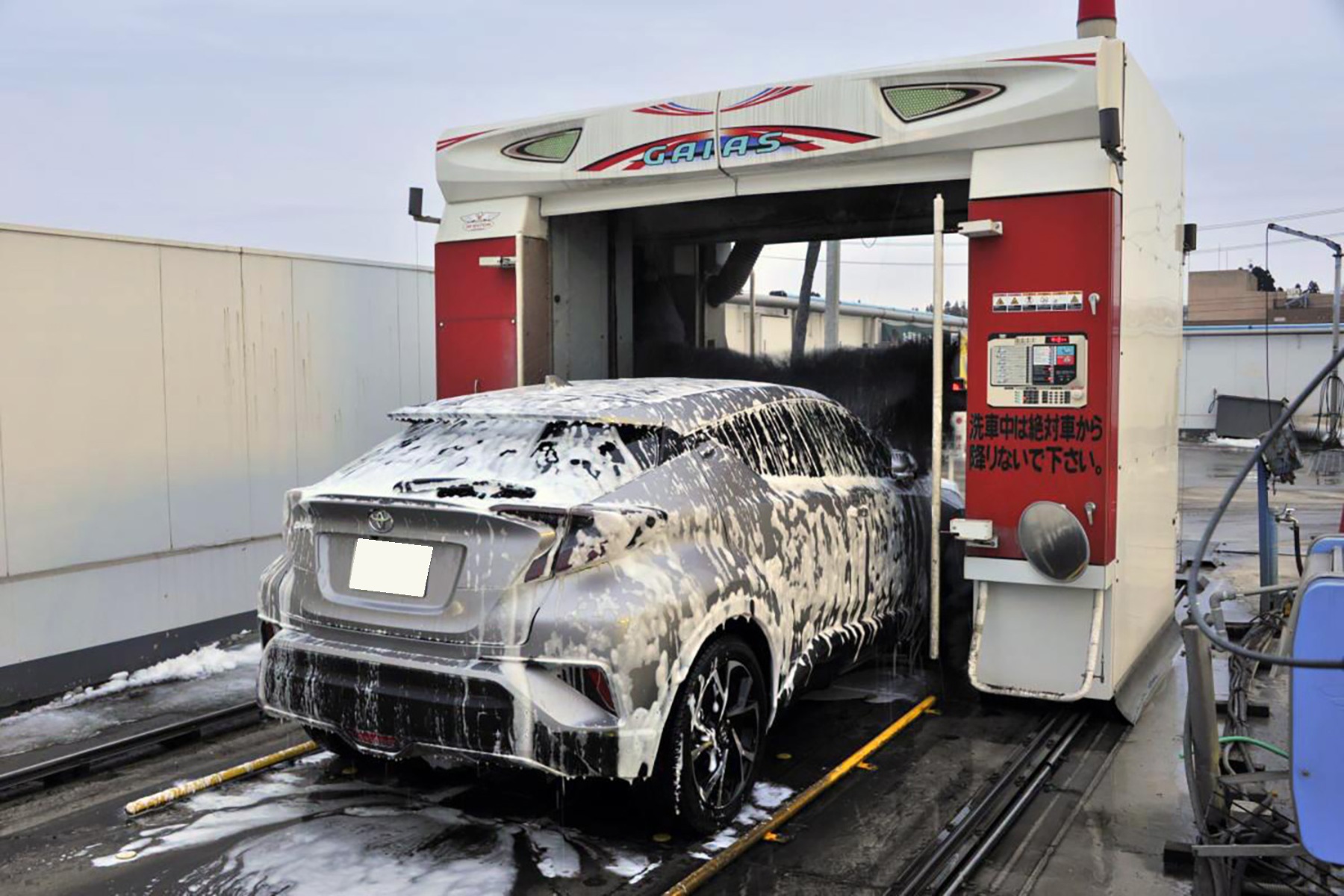クルマも潮風によって錆が発生する場合があるため、よく洗車すること