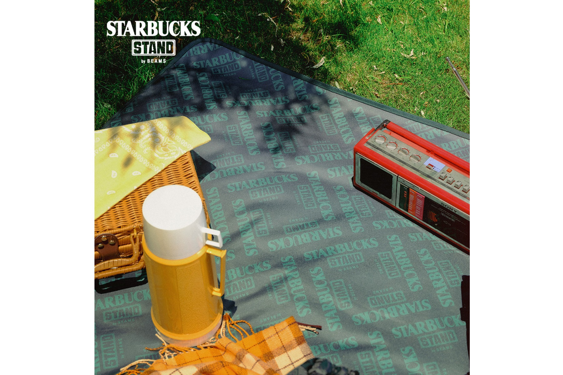 STARBUCKS STAND by BEAMS第4弾、コールマン別注レジャーシート