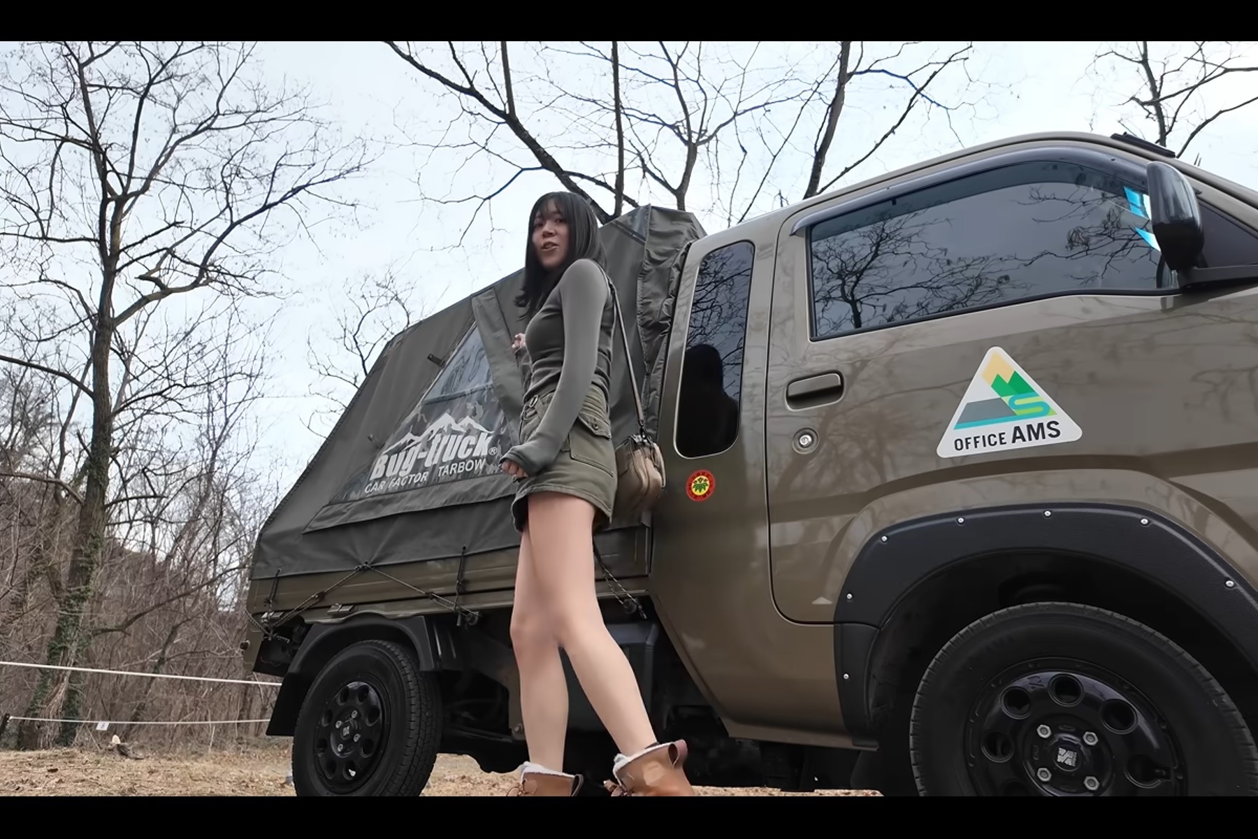 ダイハツ・ハイゼットジャンボをベースに制作されたバグトラックと、YouTubeチャンネル『ありキャン - Arisa Camp – 女子ソロキャンプ』のありささん