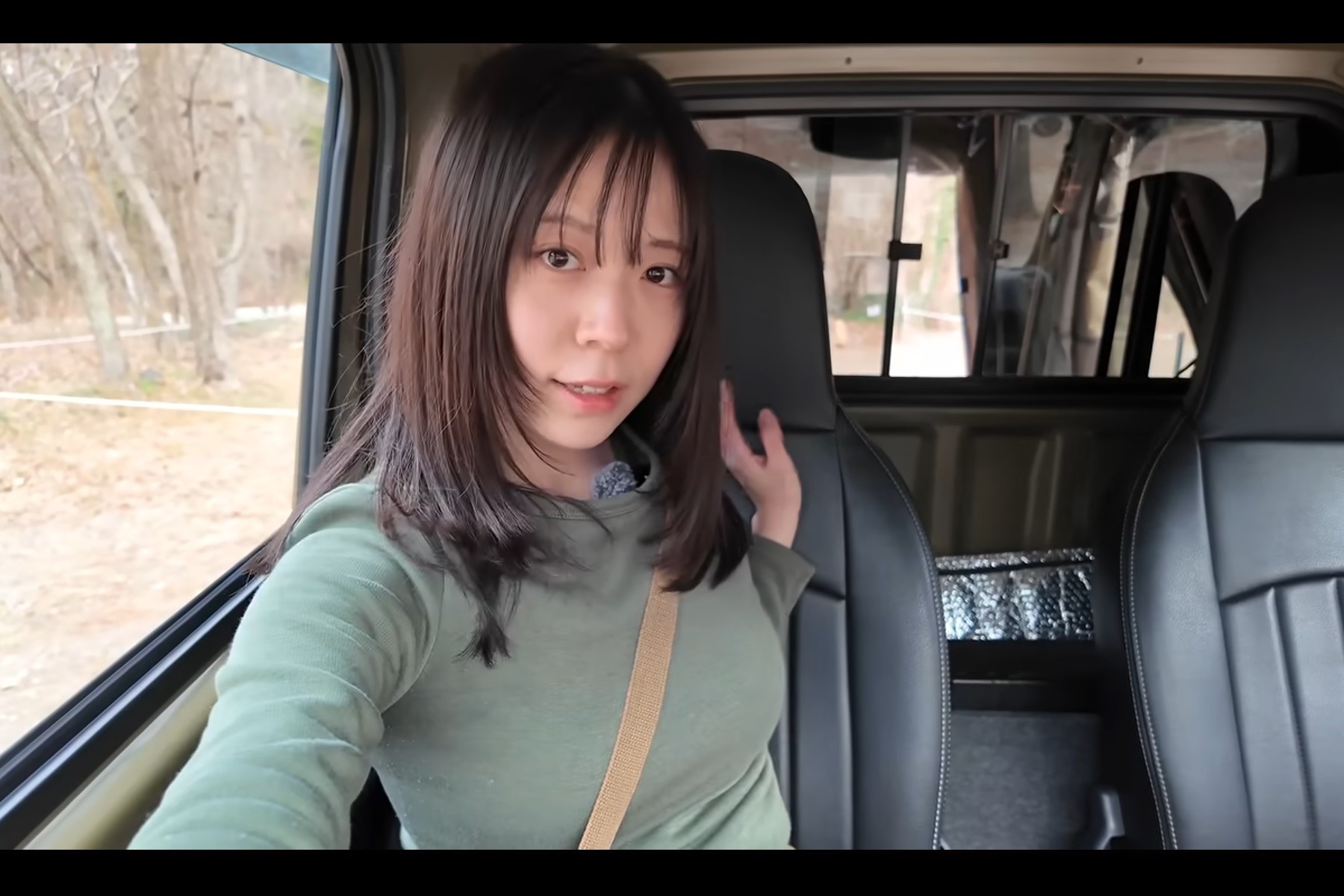 ハイゼットジャンボのキャビンスペースの広さを説明するYouTubeチャンネル『ありキャン - Arisa Camp – 女子ソロキャンプ』のありささん
