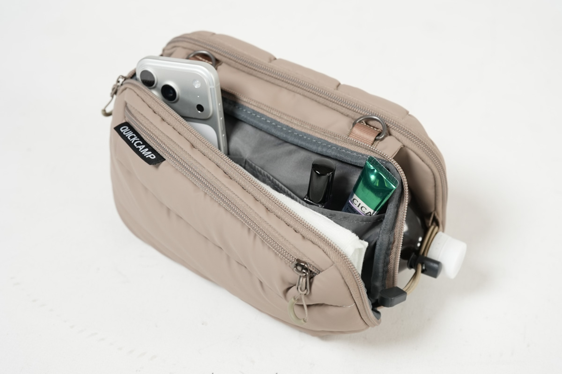 QUICKCAMPの「ボトルインサコッシュ」の内部構造