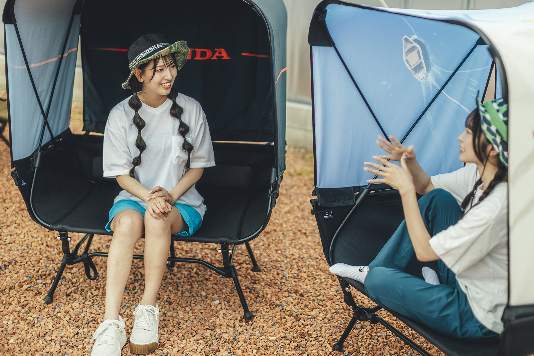 Tarpchair(タープチェア)に座って談笑しているキャンプ女子