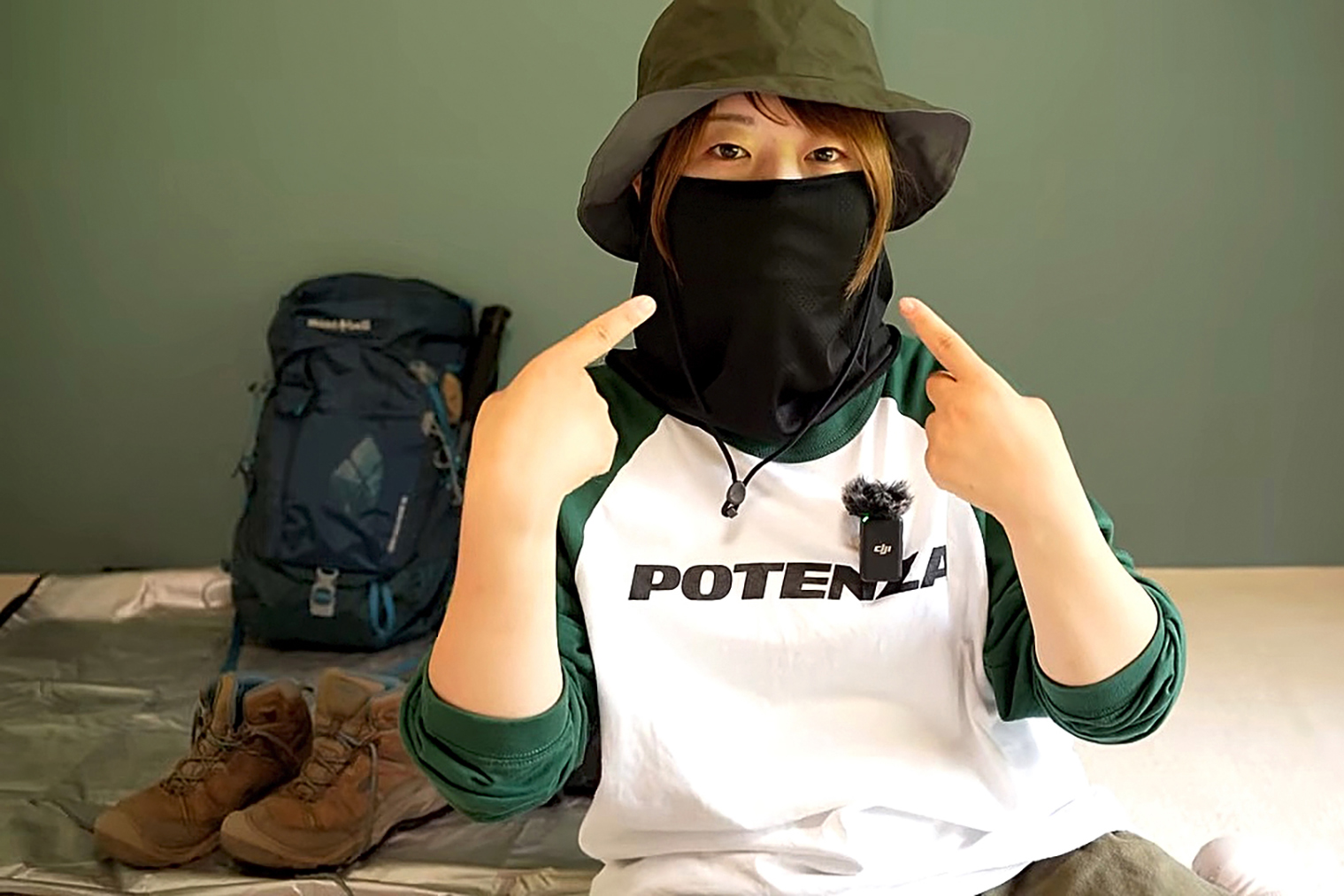 YouTuberのkonatsuさんが富士登山で役立ったというネックウォーマーを動画中で紹介しているところ
