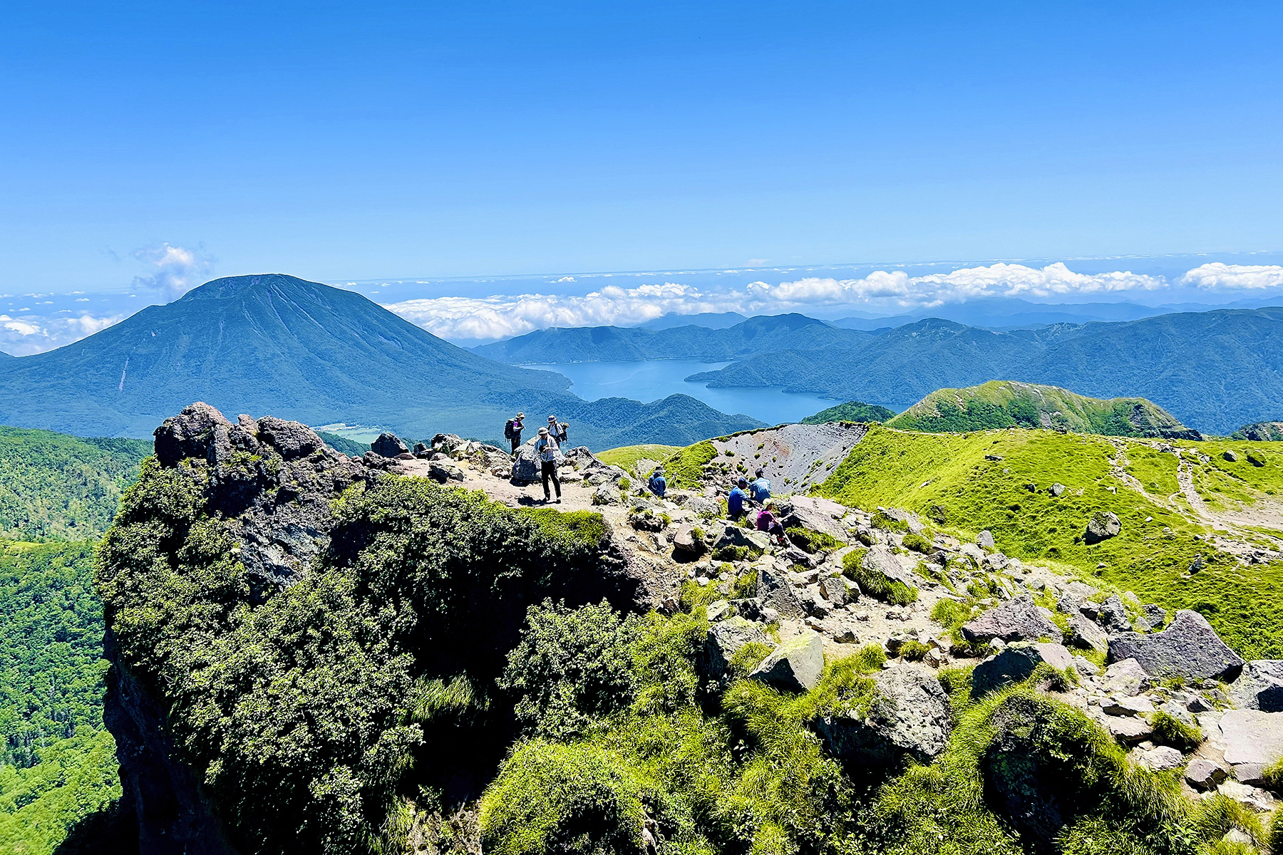 日光白根山はロープウェイで登れる百名山。山頂の絶景を満喫し昭和5年創業の温泉で汗を流す