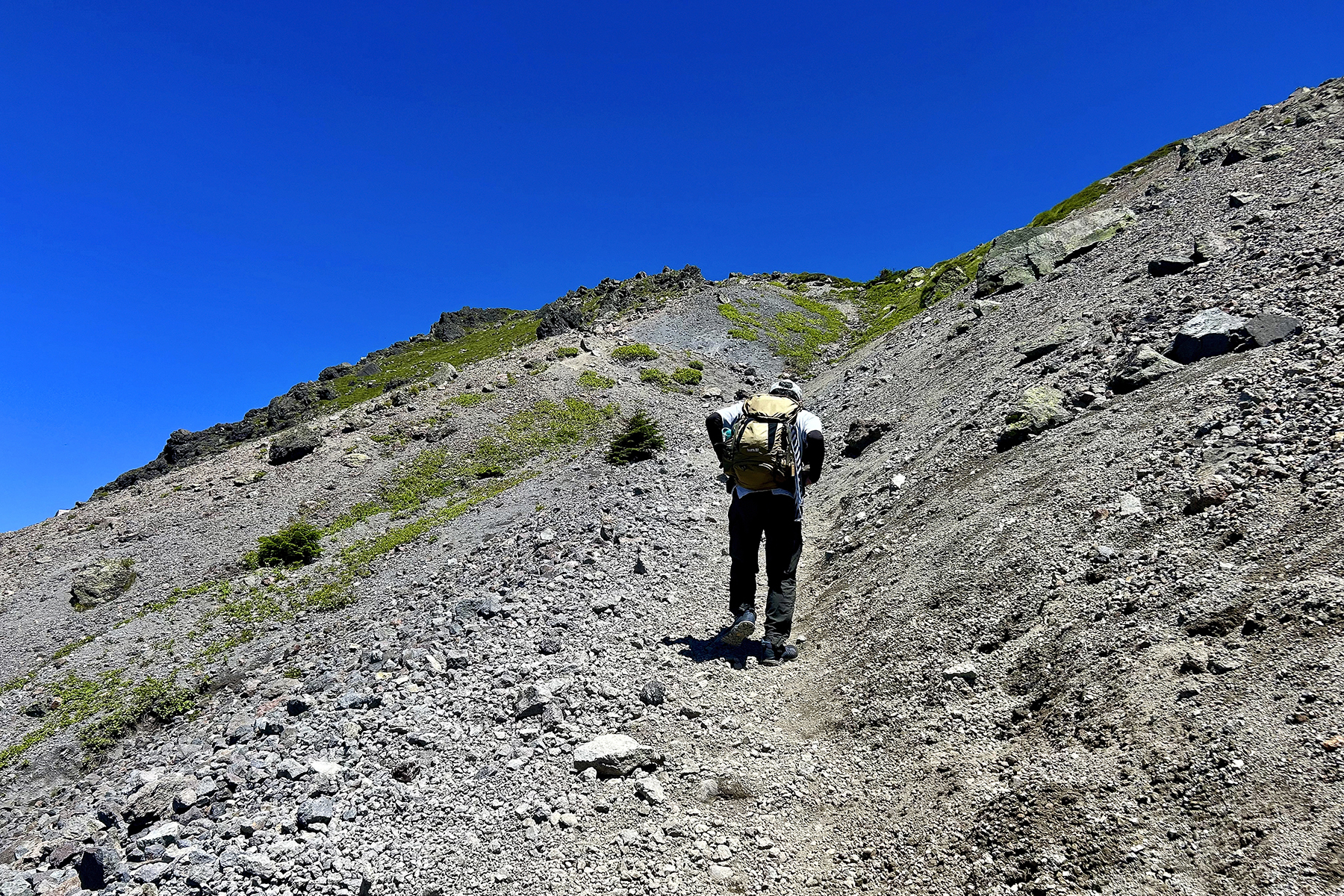 日光白根山の山頂目指してガレ場を
登っているところ