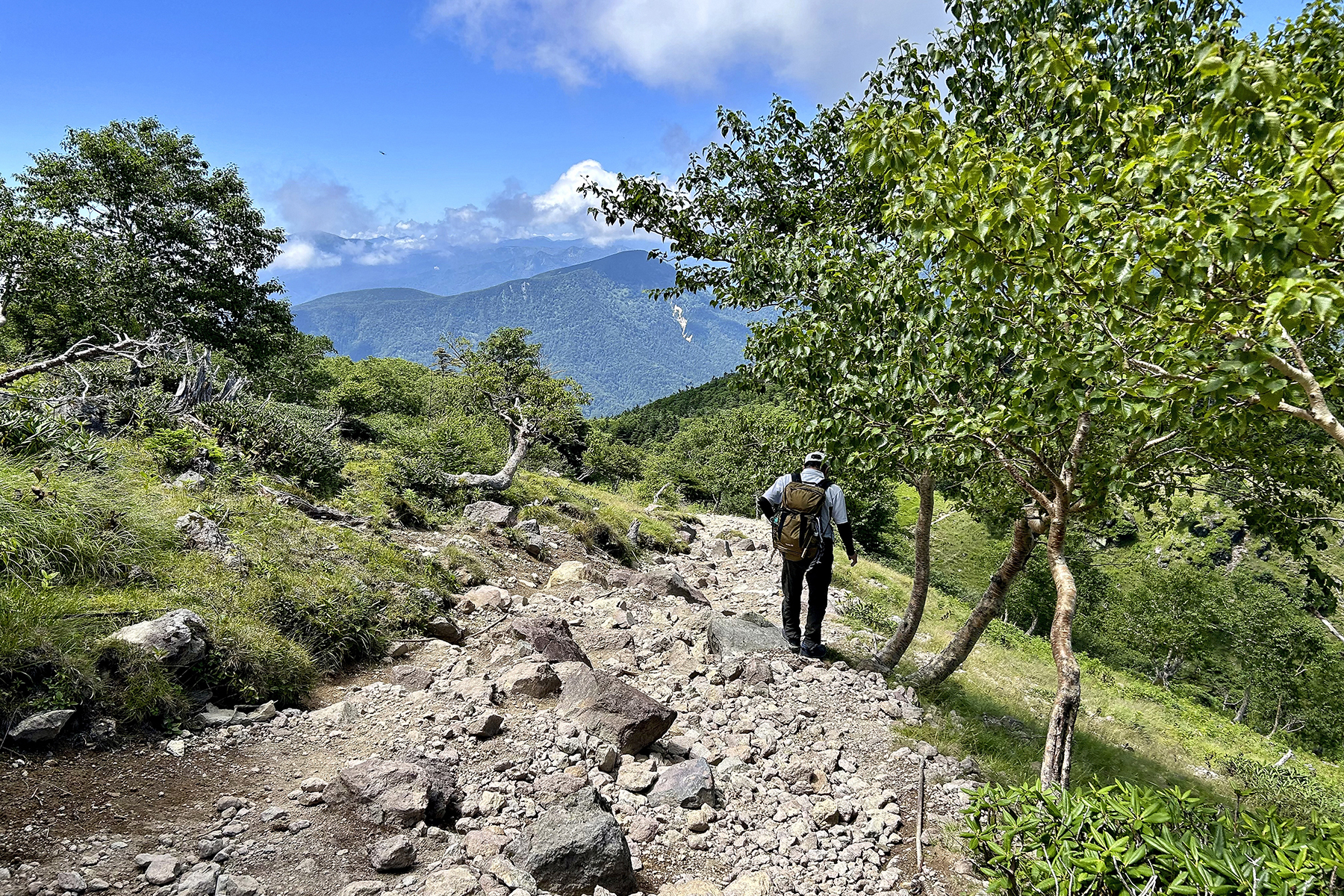 急坂かつ岩場を下るルートで日光白根山を下山しているところ