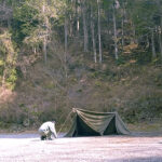 【画像】あふれる黄身と焚き火の音に没入！　無骨な「軍幕テント」で楽しむ至福のソロキャンプスタイル 〜 画像1