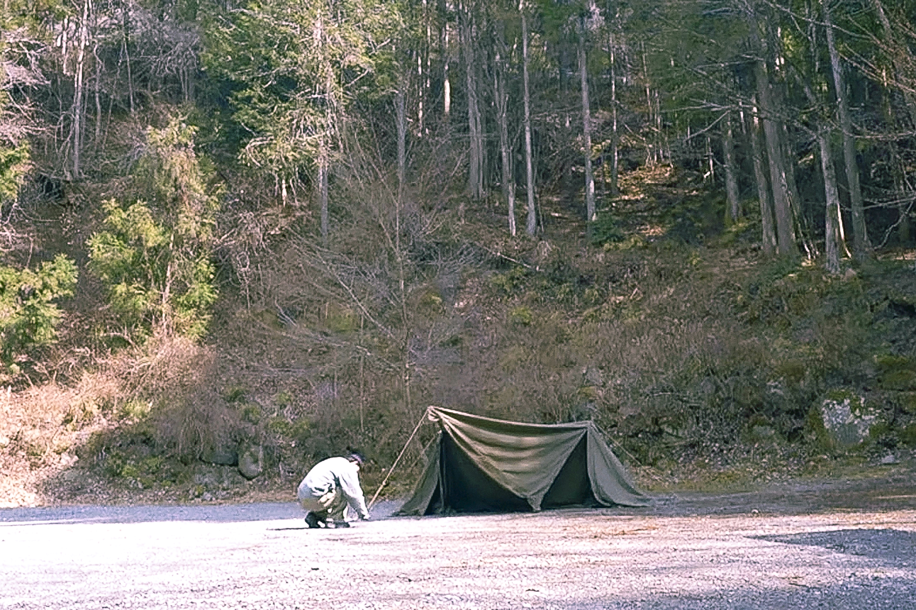 YYYA’s CAMPのYouTube動画内でテントを張っているシーン