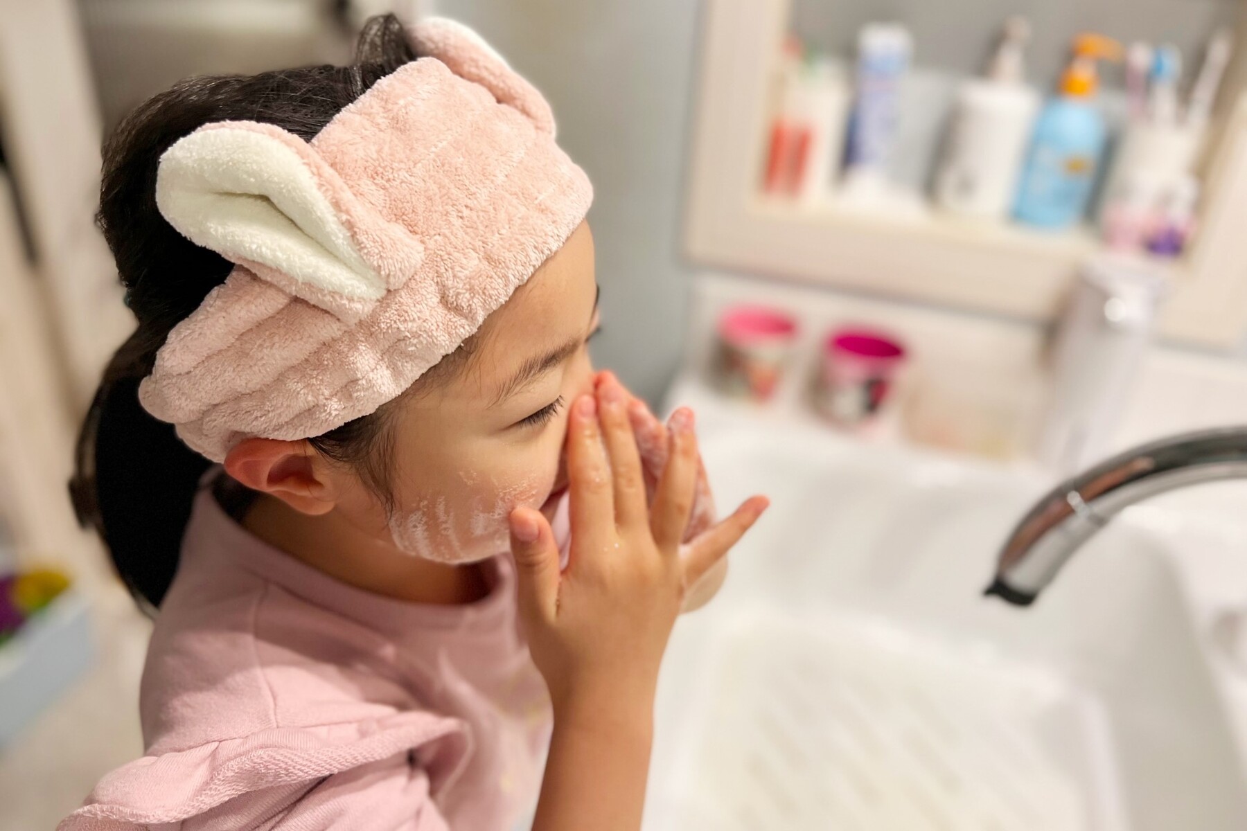 洗顔する子ども