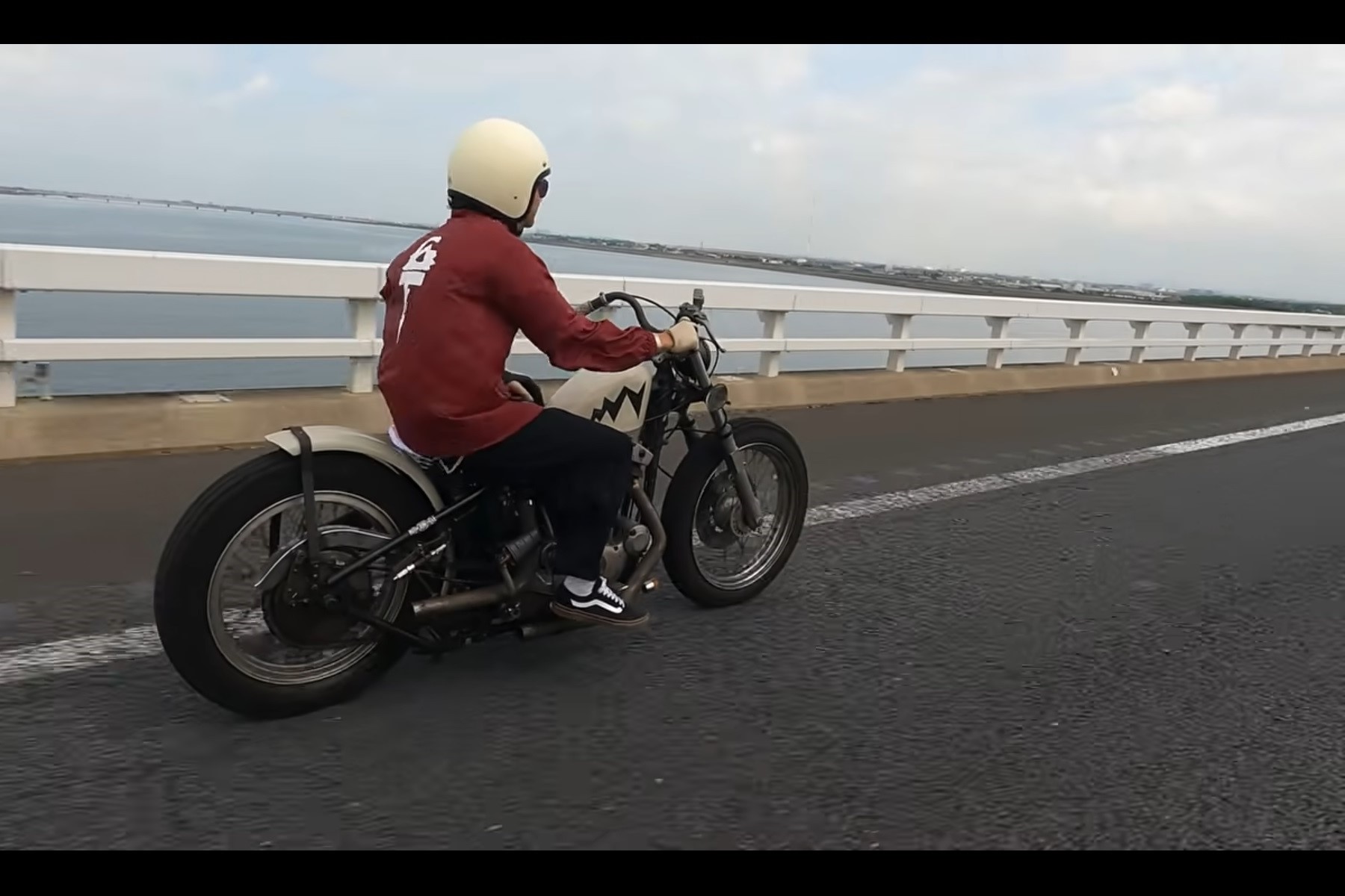 伊勢湾岸を走るクラシックハーレー