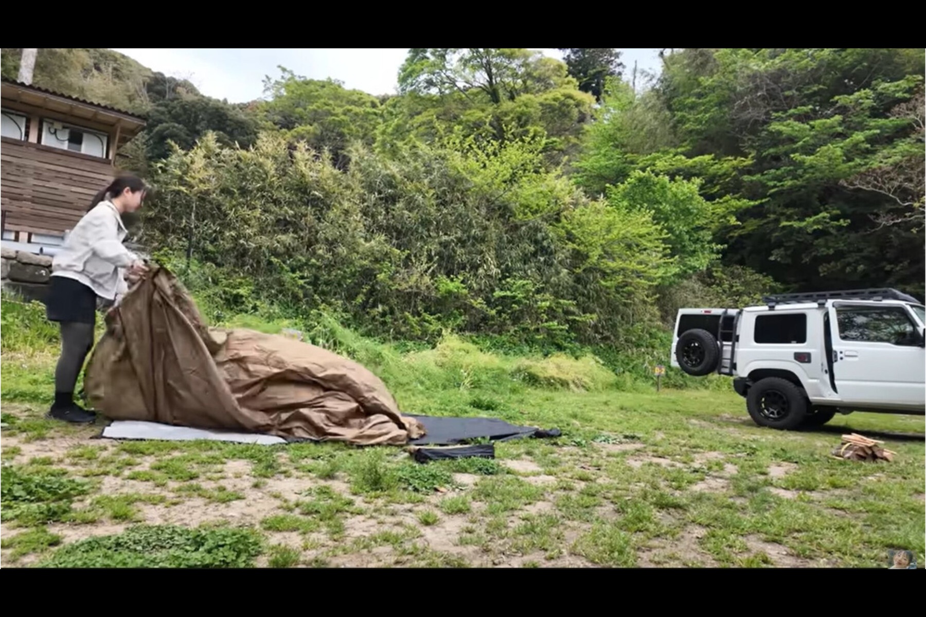 千葉県富津市「花はなの里 オートキャンプ場」でテントの設営をするYouTuberまややんさん