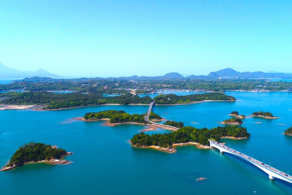 熊本県上天草市の通称「天草松島」 画像の右下から中央に向けて五つの橋でつなぐ「天草五橋(通称:天草パールライン)」が見える