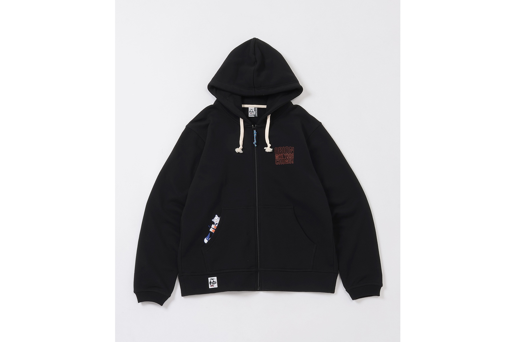 オリオンビールとCHUMSの2026秋冬コラボ「OWYCイリオモテヤマネコ カンパイ ブービーバードZip Parka」色:ブラック
