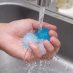 【画像】クーラーボックスの「水浸し問題」を解決！　氷のように流し込めるアイスキューブ型保冷剤 〜 画像1