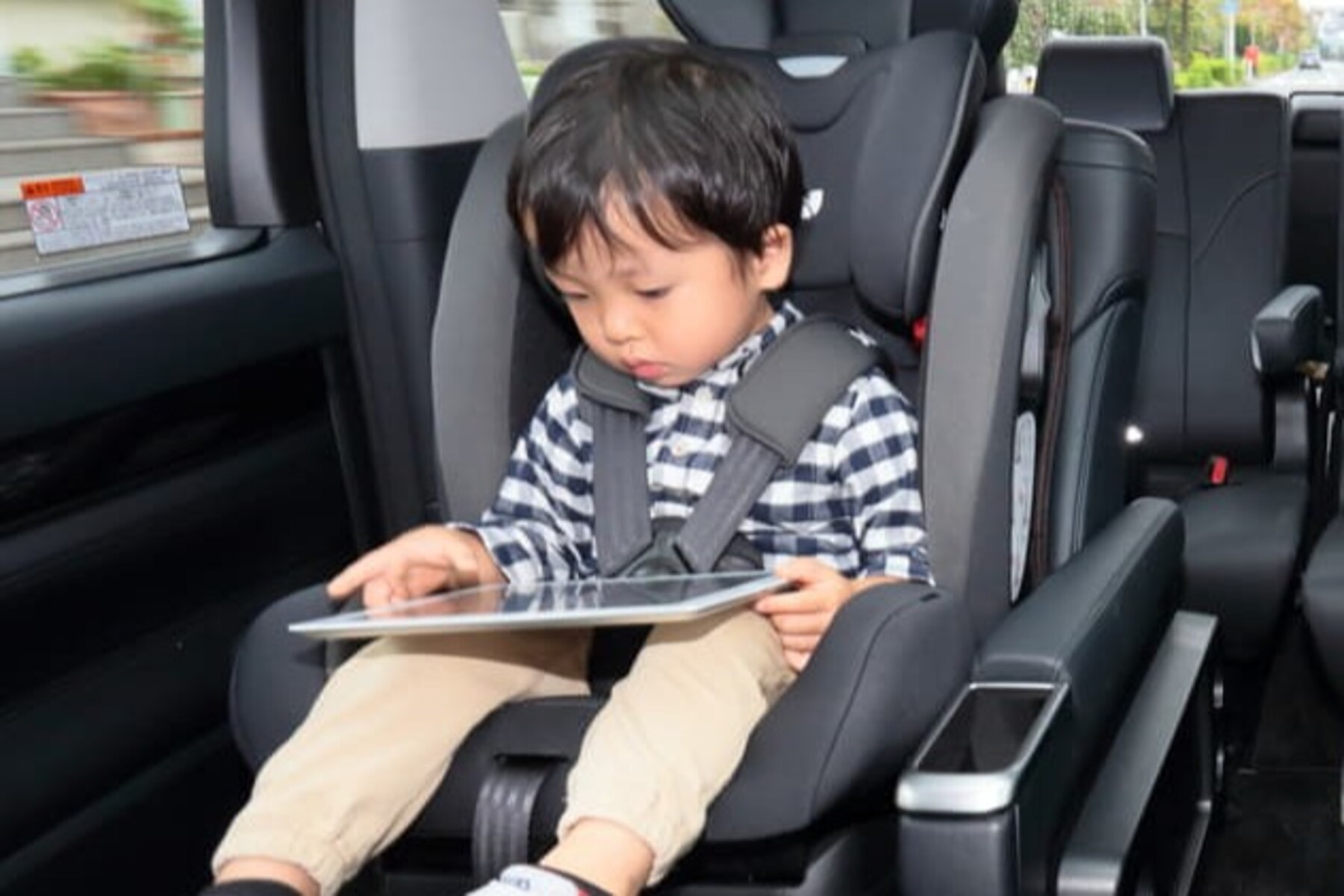 移動中の車内で下を向いたままスマホやタブレットを見続けるのも車酔いの原因